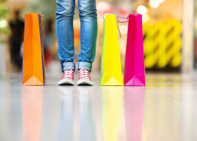 Person mit drei Einkaufstaschen