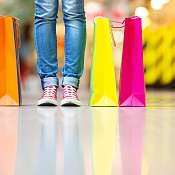 Verkaufsoffener-Sonntag.jpg Person mit drei Einkaufstaschen