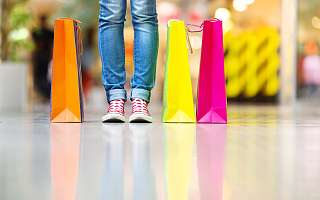 Verkaufsoffener-Sonntag.jpg Person mit drei Einkaufstaschen