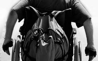 Sicht auf Person im Rollstuhl 