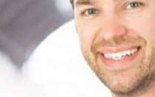 lachender Mann mit rotem Zug in Hintergrund