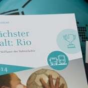 Broschüren liegen vor Bällen in NAH.SH design