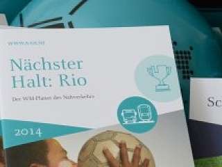 Broschüren liegen vor Bällen in NAH.SH design