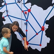 Kind vor großer Schleswig-Holstein Karte