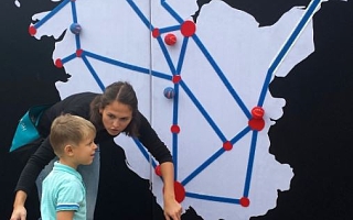 Kind vor großer Schleswig-Holstein Karte