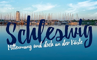 Blick auf Schleswiger Hafen mit dem Schriftzug: Schleswig Mittenmang und doch an der Küste