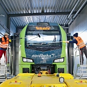 Regionalbahn wird von außen gereinigt
