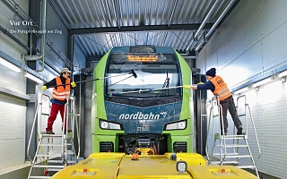 Regionalbahn wird von außen gereinigt